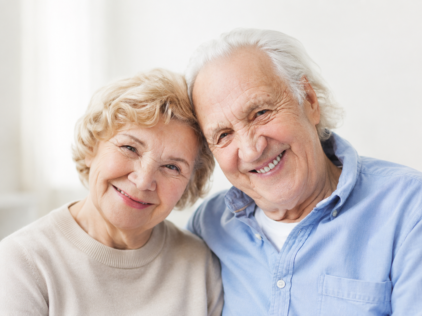Pareja de adultos mayores sonriendo